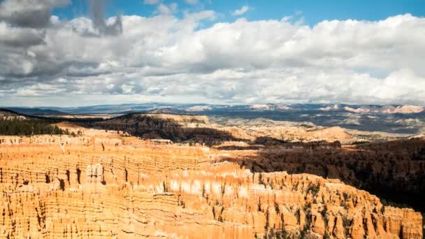 Schneebedeckte Berge und große Wolken — Stockvideo