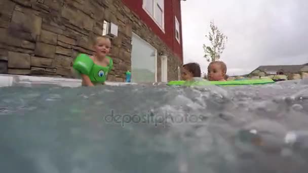 Семья в чистой горячей ванне — стоковое видео