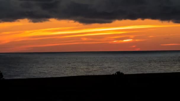 Puesta de sol del océano sobre el mar tranquilo — Vídeos de Stock