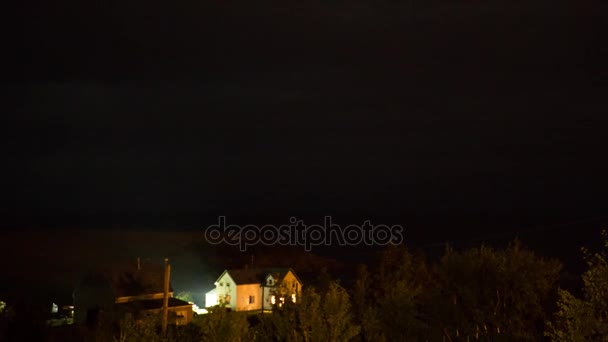 闪电风暴在夜幕笼罩的房子和海洋 — 图库视频影像
