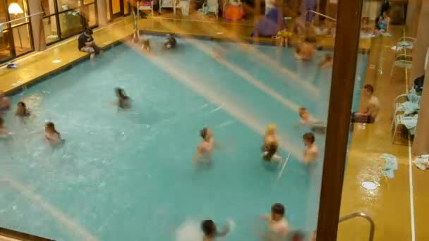 市民プールで水泳のタイムラプス — ストック動画