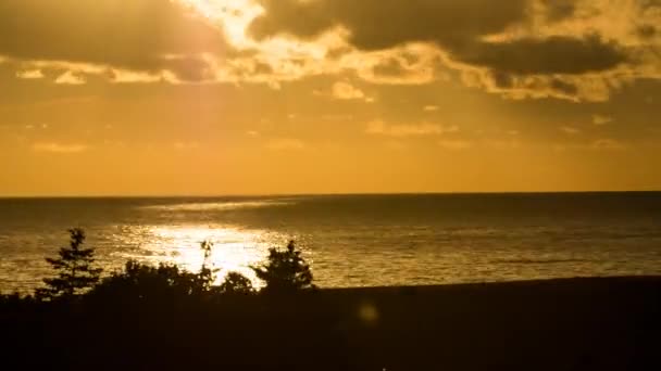 Солнце садится над океаном — стоковое видео