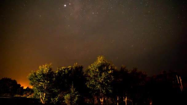 Όμορφη γαλαξία τη νύχτα με σύννεφα — Αρχείο Βίντεο