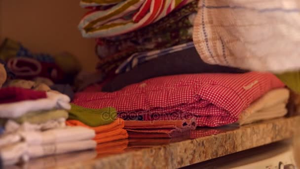 Cansada mãe dobra uma pilha de roupa no quarto — Vídeo de Stock
