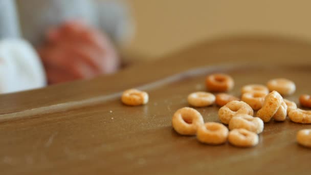 La mano del niño comiendo cheerios — Vídeos de Stock