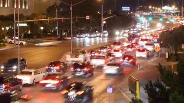 Tráfico en la franja de Las Vegas de noche — Vídeos de Stock