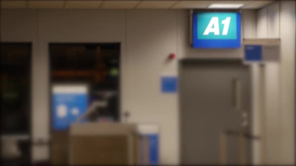 Havaalanında gece yolcuları — Stok video