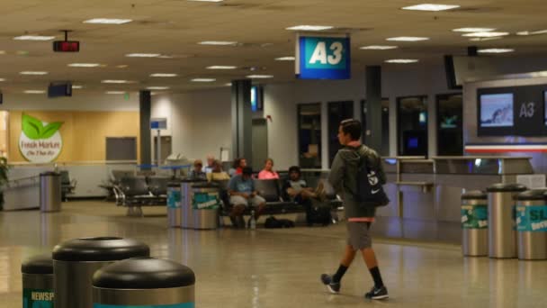 夜间在机场的旅客 — 图库视频影像