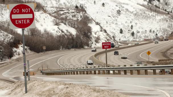 Camiones y coches conducen por carretera — Vídeos de Stock