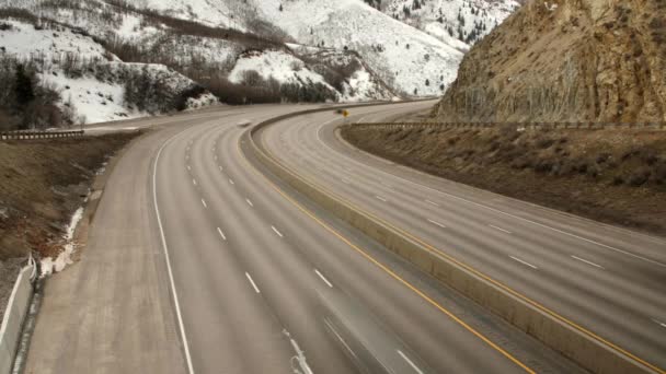 Грузовики и автомобили ездят по шоссе — стоковое видео
