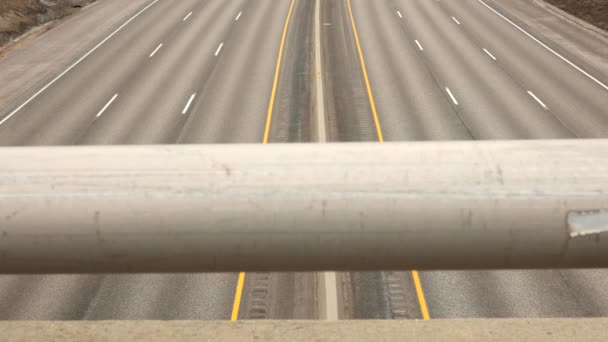 Camiones y coches conducen por carretera — Vídeos de Stock