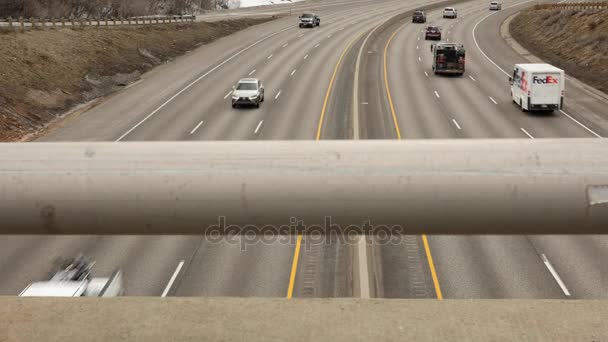 Camions et voitures roulent sur l'autoroute — Video