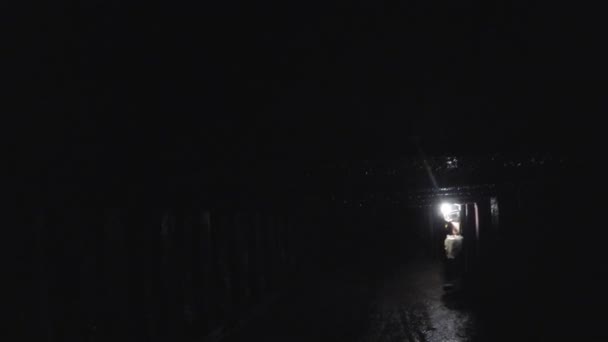 Tunnel profond dans une mine de charbon sombre — Video