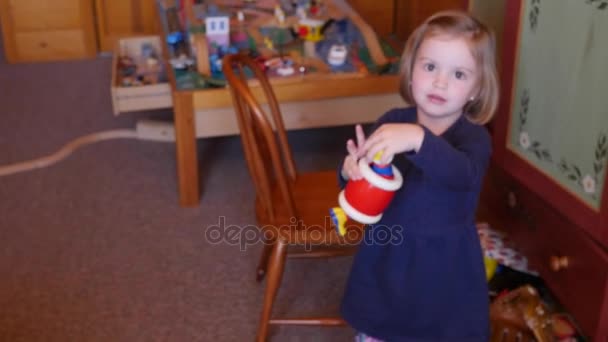 Småbarn som leker tillsammans i ett rum — Stockvideo
