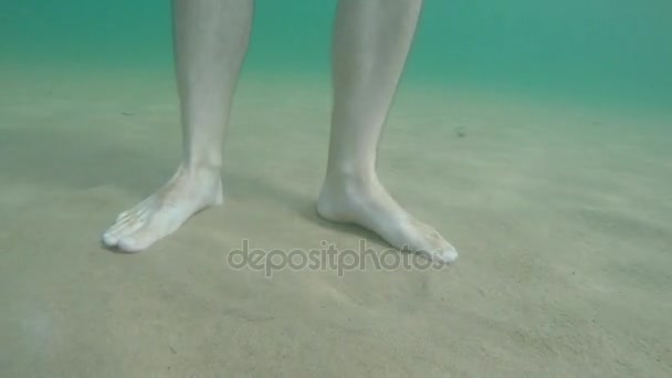 Füße laufen in Ozeanstrand — Stockvideo