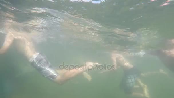 Kids swimming in mountain lake — Stock Video