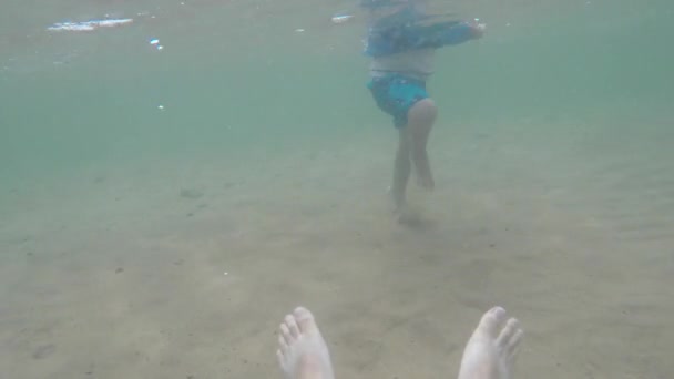 Niño y padre nadando en la playa de arena — Vídeo de stock