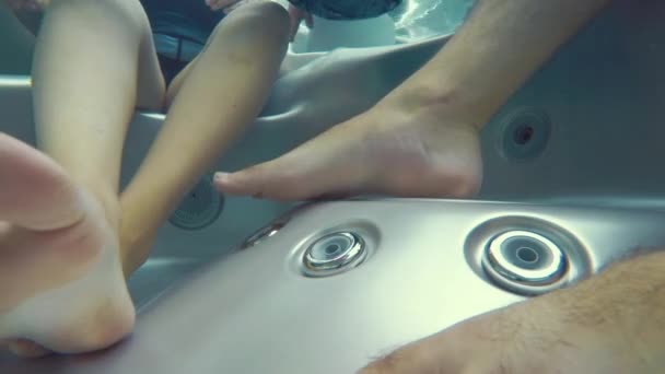 Keluarga di bak mandi air panas yang bersih — Stok Video