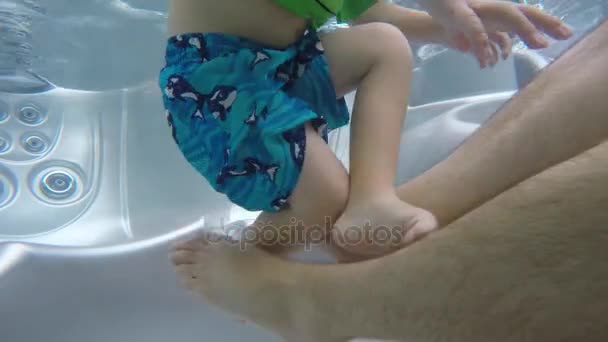 Familie im sauberen Whirlpool — Stockvideo