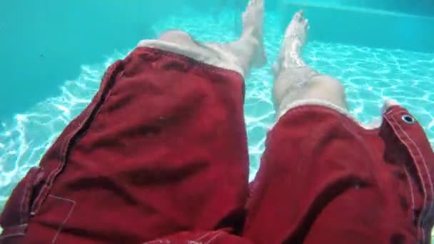 Mann schwimmt im Freibad — Stockvideo