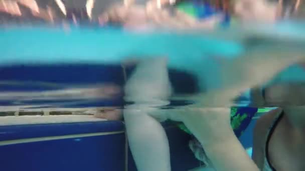 Mamma leker med småbarn vid poolen — Stockvideo