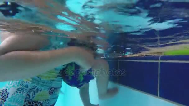 Matka bawi się z jej maluch przy basenie — Wideo stockowe