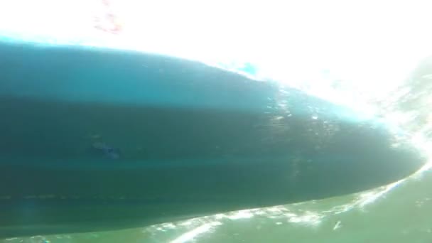 Sea kayak on surface of ocean — Stock Video