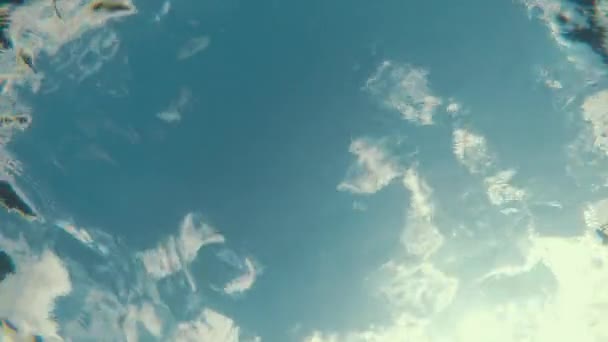 Wateroppervlak en reflectie met wolken — Stockvideo