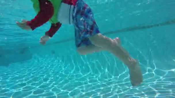Jongen zwemmen op een buitenzwembad — Stockvideo