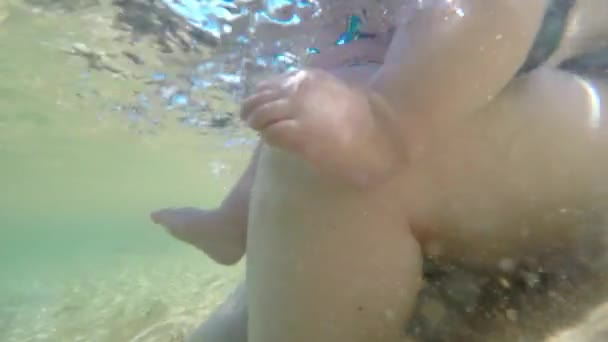 Pai e bebê na calma costa do oceano — Vídeo de Stock
