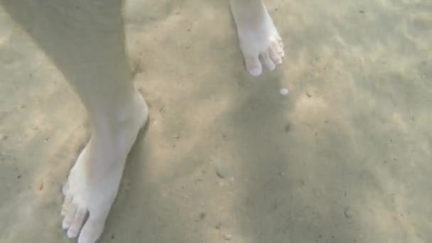 Mann läuft durch das warme Meerwasser — Stockvideo