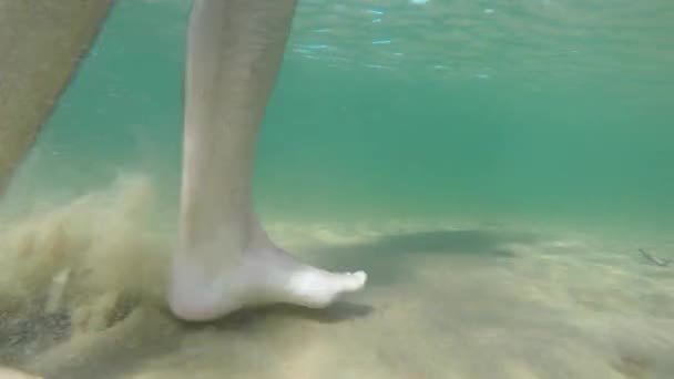 男人海洋沙质海滩漫步 — 图库视频影像