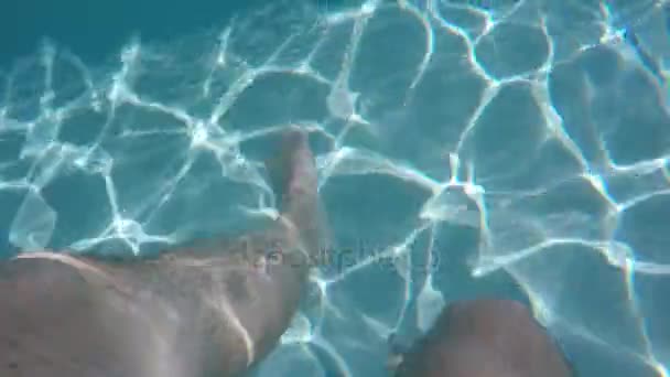 Hombre pies nadando en piscina al aire libre — Vídeo de stock