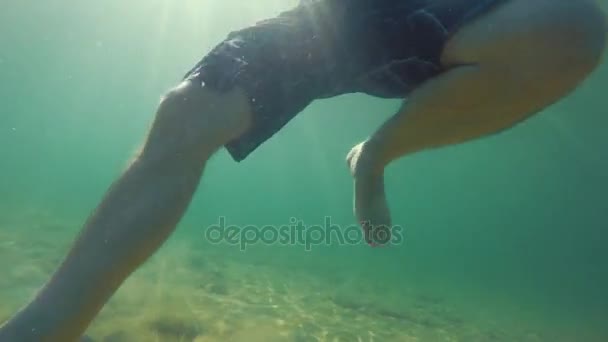 Uomo piedi nuotare sulla spiaggia dell'oceano — Video Stock