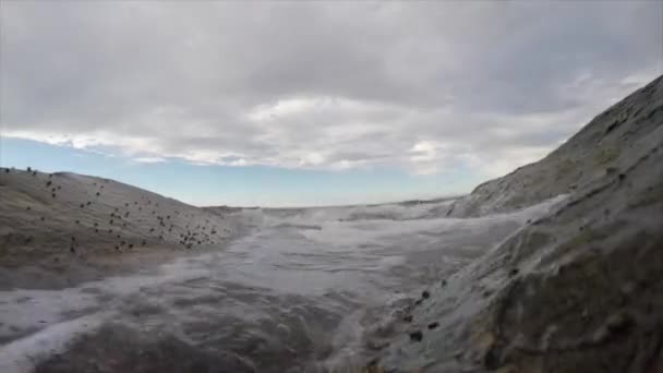 Ondas oceânicas na costa rochosa — Vídeo de Stock