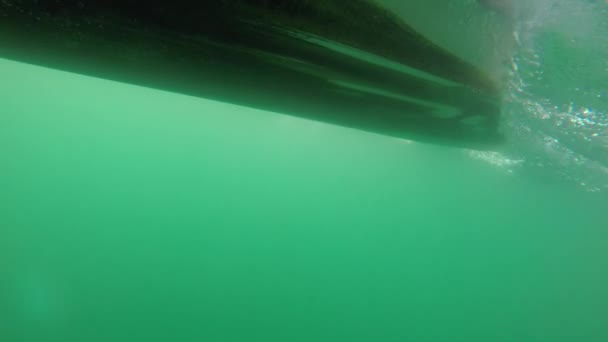 Duże szorstki oceanu fale i łodzi — Wideo stockowe