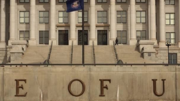 Flagi w Utah State Capitol Building — Wideo stockowe