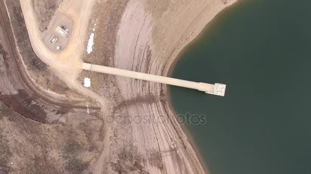 Waduk pegunungan rendah dan bendungan — Stok Video