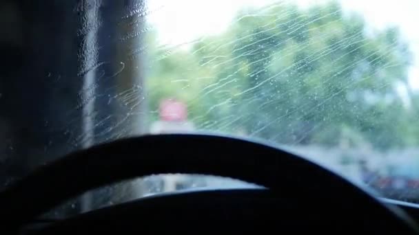 Víz fúj ki a kocsi ablakon, autómosó — Stock videók