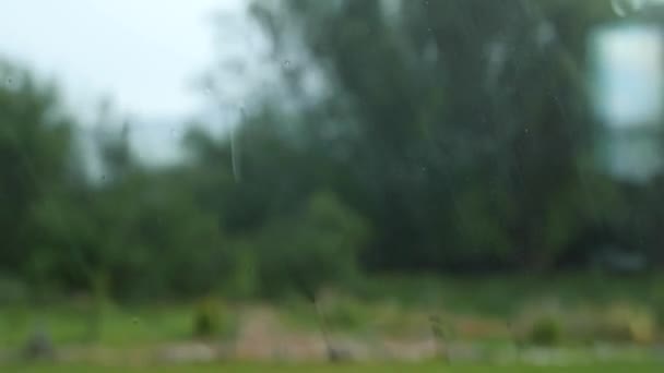 Water druppels op een ruit van een huis — Stockvideo