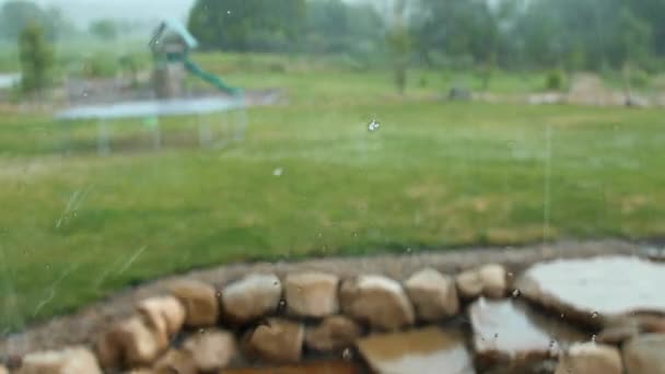Вода на оконном стекле дома — стоковое видео