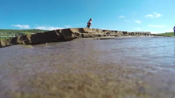 Água correndo para a praia do oceano arenoso — Vídeo de Stock