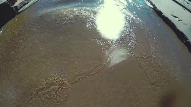Agua corriendo sobre la playa del océano arenoso — Vídeos de Stock