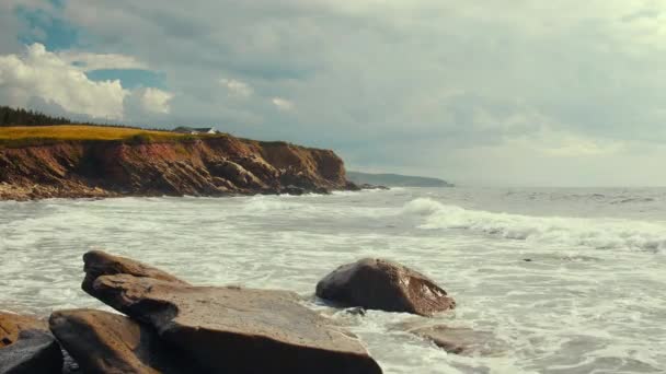 Волны разбиваются на прекрасном скалистом океане — стоковое видео