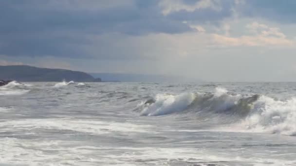 Underbara klippiga oceanens kust med klippor — Stockvideo