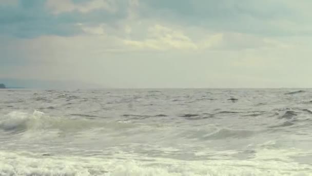Волны разбиваются на прекрасном скалистом океане — стоковое видео