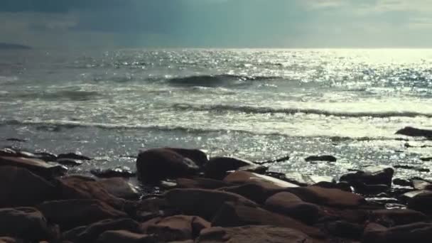 Hullámok összeomlik, a gyönyörű sziklás óceán — Stock videók