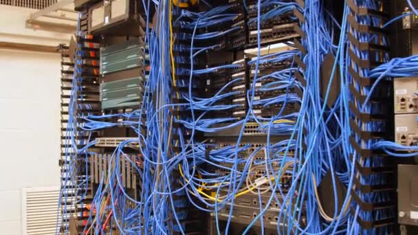 Web de cables en sala de telecomunicaciones — Vídeo de stock