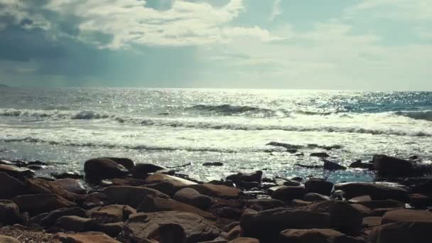 Vågorna krasch på vackra rocky havet — Stockvideo