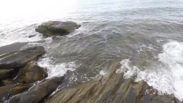 岬のブルターニュ語のぬれた岩の海岸線 — ストック動画